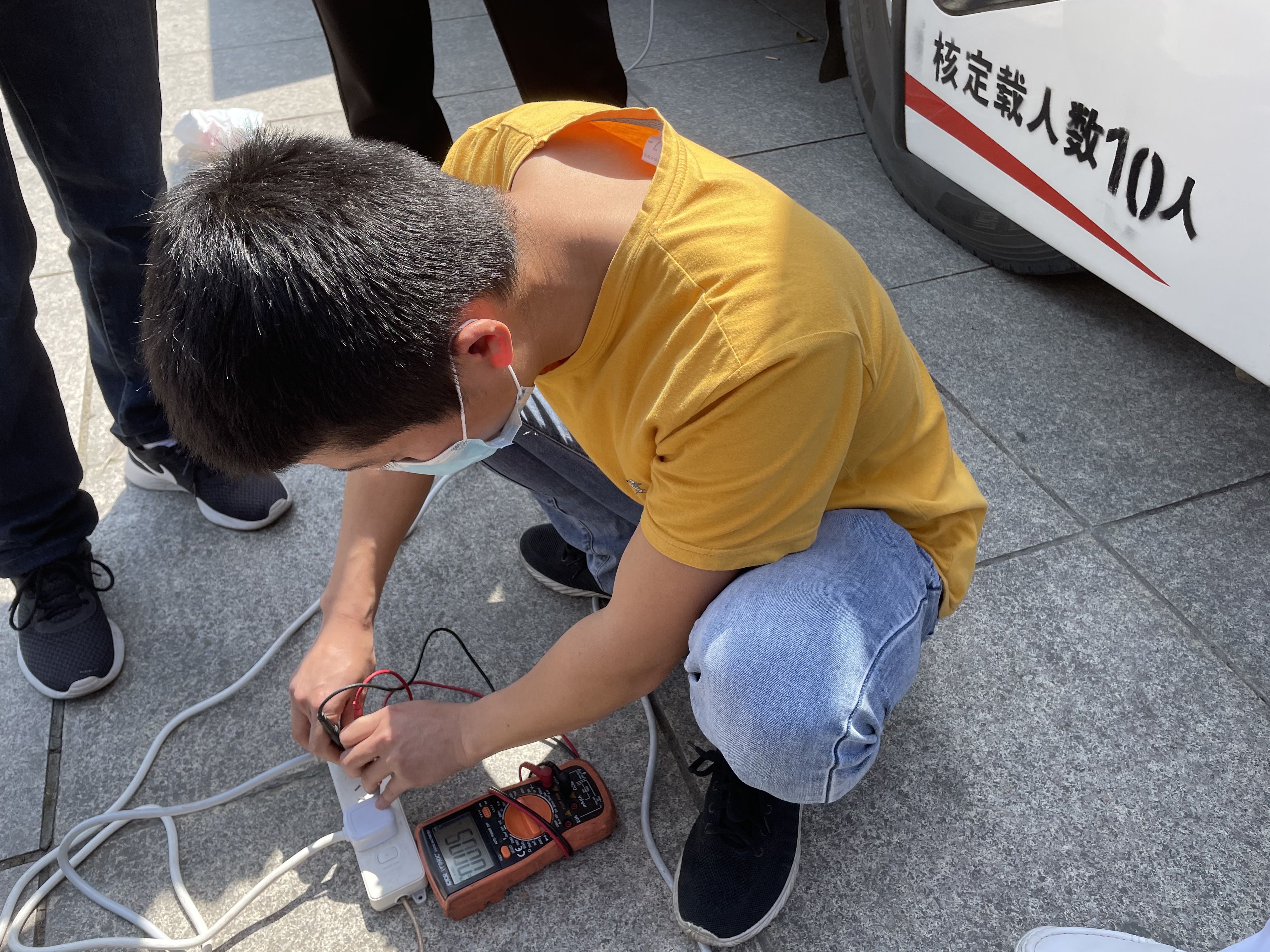 304.cam永利正能量：职工抢修献血车，好人好事成风景！