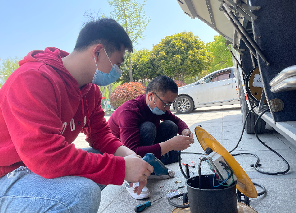 304.cam永利正能量:职工抢修献血车,好人好事成风景! 304.cam永利正能量:职工抢修献血车,好人好事成风景!