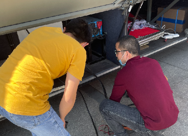 304.cam永利正能量:职工抢修献血车,好人好事成风景! 304.cam永利正能量:职工抢修献血车,好人好事成风景!