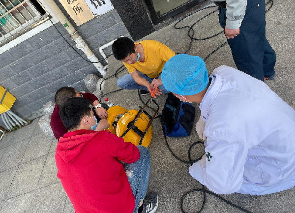 304.cam永利正能量:职工抢修献血车,好人好事成风景! 304.cam永利正能量:职工抢修献血车,好人好事成风景!